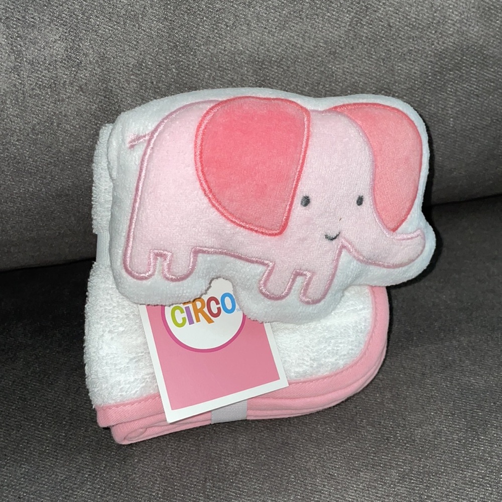 NWT.  Infant elephant towel, 3 washcloths - Picture 3 of 3